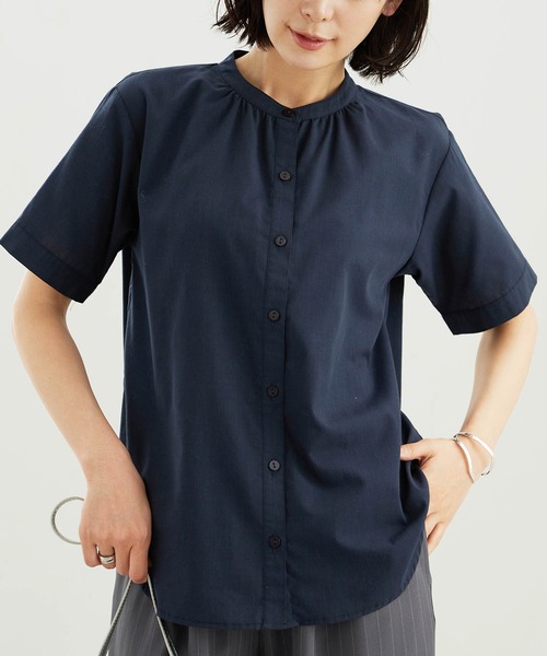 BELLUNA PLUS(ベルーナ)の「ギャザー使いバンドカラーブラウス(シャツ/ブラウス・レディース・サックスブルー/ストライプ/ネイビー/ピンク/グレー系/イエロー/セージグリーン・MEDIUM/LARGE/X-LARGE)」の1枚目の写真