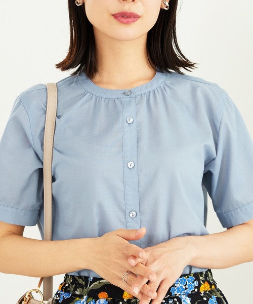 BELLUNA PLUS(ベルーナ)の「ギャザー使いバンドカラーブラウス(シャツ/ブラウス・レディース・サックスブルー/ストライプ/ネイビー/ピンク/グレー系/イエロー/セージグリーン・MEDIUM/LARGE/X-LARGE)」の11枚目の写真