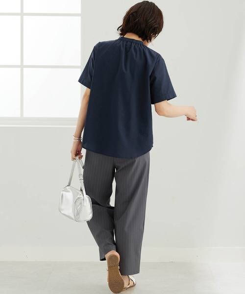 BELLUNA PLUS(ベルーナ)の「ギャザー使いバンドカラーブラウス(シャツ/ブラウス・レディース・サックスブルー/ストライプ/ネイビー/ピンク/グレー系/イエロー/セージグリーン・MEDIUM/LARGE/X-LARGE)」の19枚目の写真