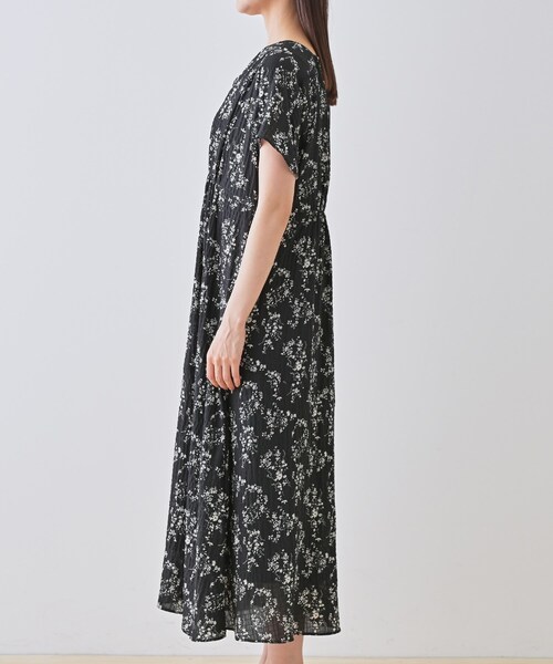 INDIVI(インディヴィ)の「【モノトーン小花柄】フィット&フレア エアリーワンピース(ワンピース・レディース・ブラック系・15 /05/34/38/13)」の3枚目の写真