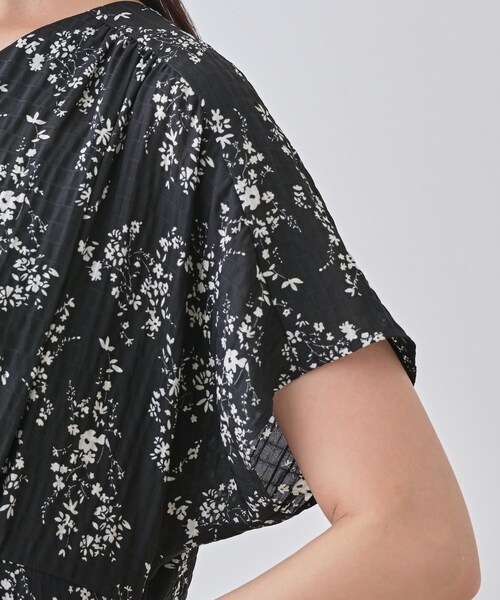 INDIVI(インディヴィ)の「【モノトーン小花柄】フィット&フレア エアリーワンピース(ワンピース・レディース・ブラック系・15 /05/34/38/13)」の13枚目の写真