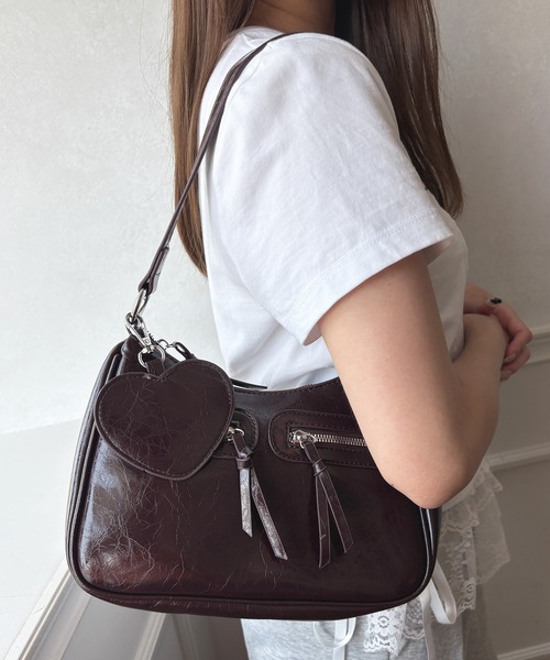 kutir（クティール）の「kutirlune／【ハートチャーム付き】2WAYダブルジップハーフムーンショルダーバッグ（ショルダーバッグ・レディース・ブラック/ブラウン/ボルドー/ダークブラウン・FREE）」の3枚目の写真