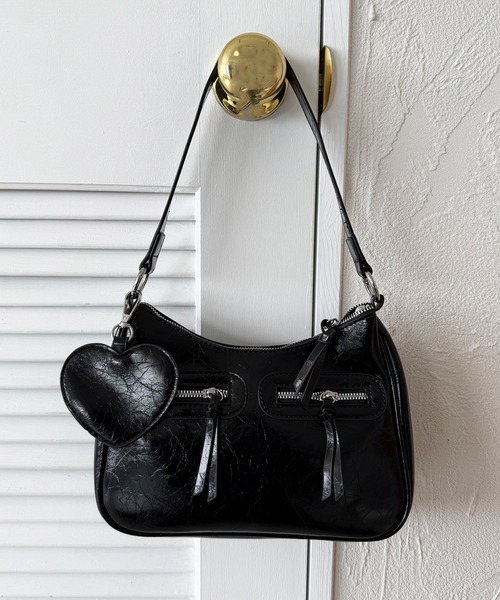 kutir（クティール）の「kutirlune／【ハートチャーム付き】2WAYダブルジップハーフムーンショルダーバッグ（ショルダーバッグ・レディース・ブラック/ブラウン/ボルドー/ダークブラウン・FREE）」の2枚目の写真