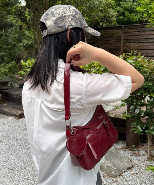 kutir（クティール）の「kutirlune／【ハートチャーム付き】2WAYダブルジップハーフムーンショルダーバッグ（ショルダーバッグ・レディース・ブラック/ブラウン/ボルドー/ダークブラウン・FREE）」の6枚目の写真