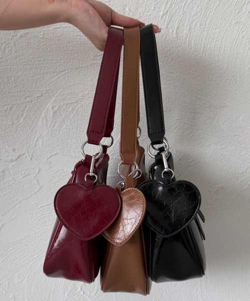 kutir（クティール）の「kutirlune／【ハートチャーム付き】2WAYダブルジップハーフムーンショルダーバッグ（ショルダーバッグ・レディース・ブラック/ブラウン/ボルドー/ダークブラウン・FREE）」の10枚目の写真