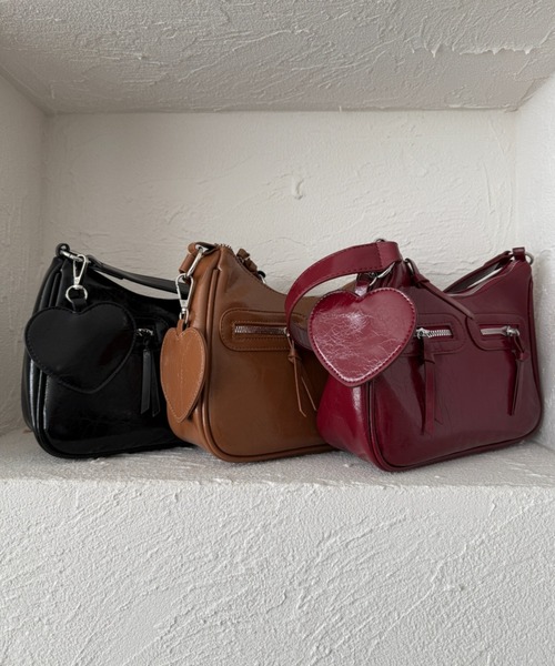 kutir（クティール）の「kutirlune／【ハートチャーム付き】2WAYダブルジップハーフムーンショルダーバッグ（ショルダーバッグ・レディース・ブラック/ブラウン/ボルドー/ダークブラウン・FREE）」の9枚目の写真