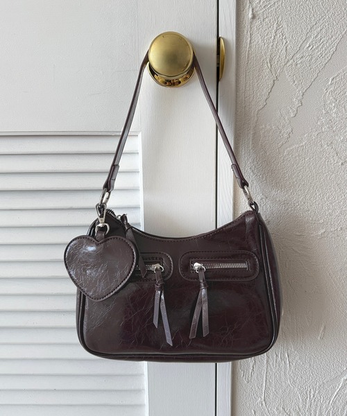kutir（クティール）の「kutirlune／【ハートチャーム付き】2WAYダブルジップハーフムーンショルダーバッグ（ショルダーバッグ・レディース・ブラック/ブラウン/ボルドー/ダークブラウン・FREE）」の13枚目の写真