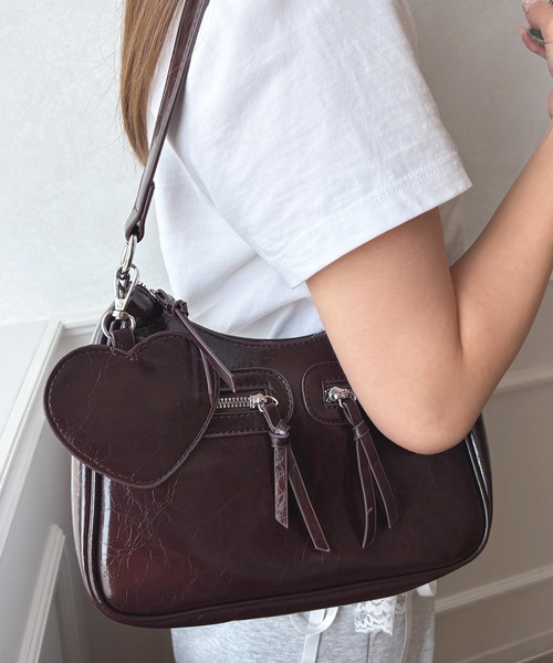 kutir（クティール）の「kutirlune／【ハートチャーム付き】2WAYダブルジップハーフムーンショルダーバッグ（ショルダーバッグ・レディース・ブラック/ブラウン/ボルドー/ダークブラウン・FREE）」の14枚目の写真