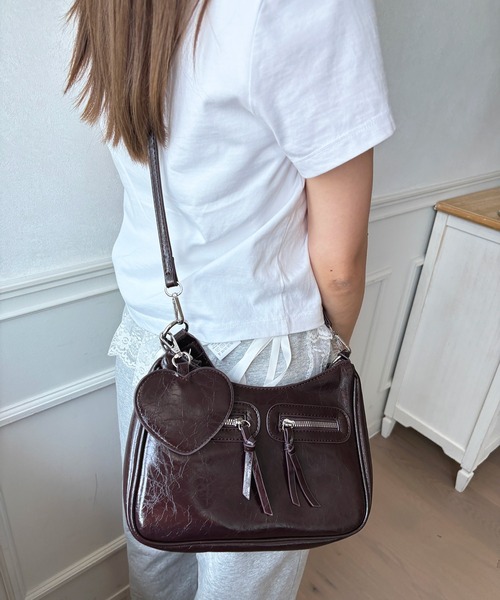 kutir（クティール）の「kutirlune／【ハートチャーム付き】2WAYダブルジップハーフムーンショルダーバッグ（ショルダーバッグ・レディース・ブラック/ブラウン/ボルドー/ダークブラウン・FREE）」の15枚目の写真