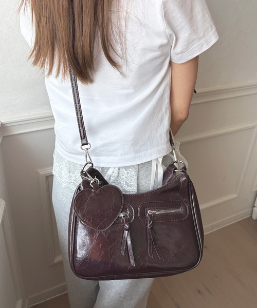 kutir（クティール）の「kutirlune／【ハートチャーム付き】2WAYダブルジップハーフムーンショルダーバッグ（ショルダーバッグ・レディース・ブラック/ブラウン/ボルドー/ダークブラウン・FREE）」の16枚目の写真