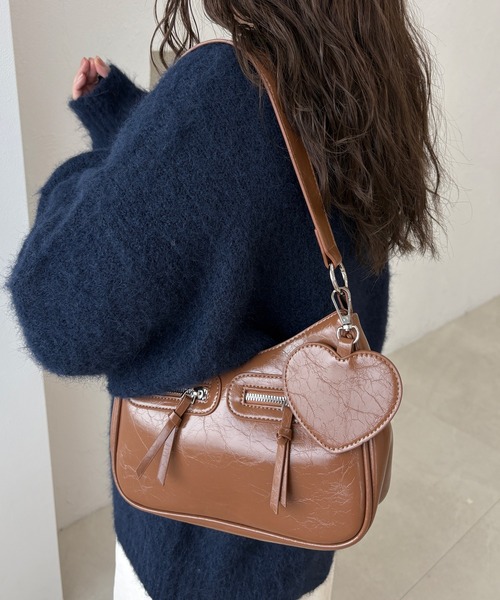 kutir（クティール）の「kutirlune／【ハートチャーム付き】2WAYダブルジップハーフムーンショルダーバッグ（ショルダーバッグ・レディース・ブラック/ブラウン/ボルドー/ダークブラウン・FREE）」の21枚目の写真