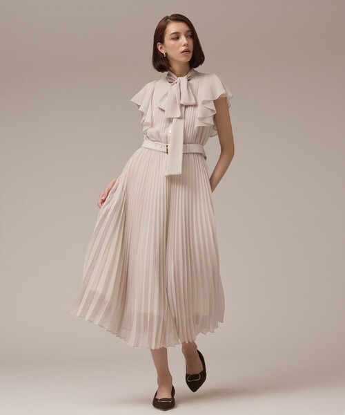 GRACE CONTINENTAL（グレースコンチネンタル）の「ボウタイプリーツドレス（ワンピース・レディース・ベージュ/ブラック/ブルー・38/36）」の3枚目の写真