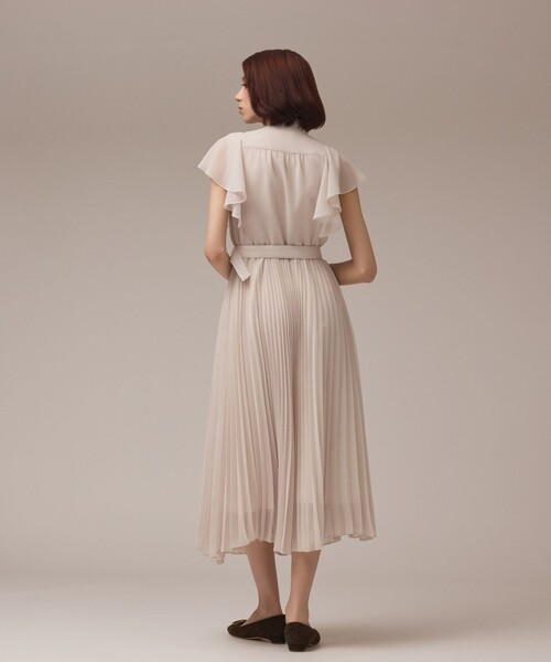 GRACE CONTINENTAL（グレースコンチネンタル）の「ボウタイプリーツドレス（ワンピース・レディース・ベージュ/ブラック/ブルー・38/36）」の9枚目の写真