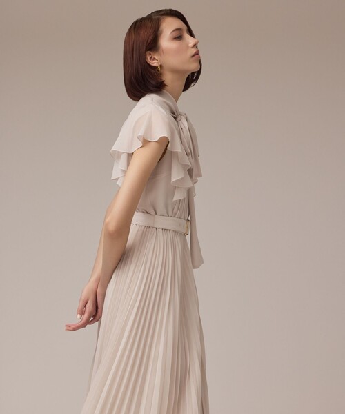 GRACE CONTINENTAL（グレースコンチネンタル）の「ボウタイプリーツドレス（ワンピース・レディース・ベージュ/ブラック/ブルー・38/36）」の10枚目の写真