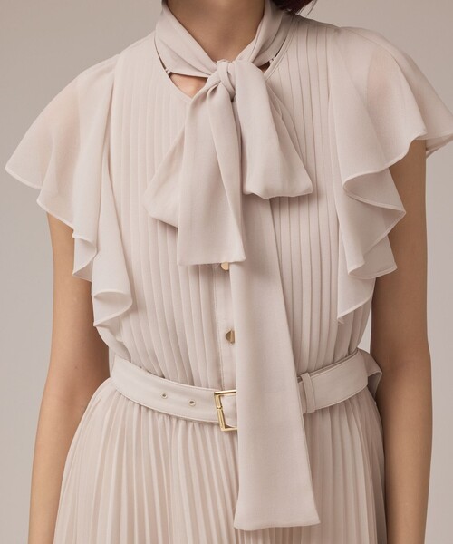 GRACE CONTINENTAL（グレースコンチネンタル）の「ボウタイプリーツドレス（ワンピース・レディース・ベージュ/ブラック/ブルー・38/36）」の11枚目の写真