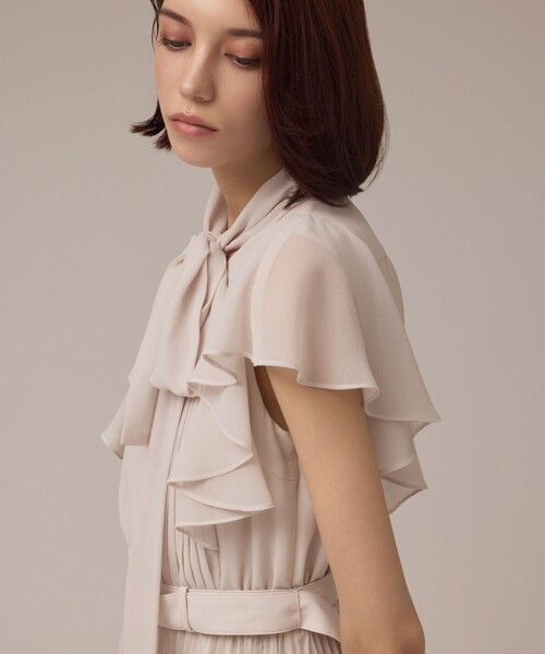 GRACE CONTINENTAL（グレースコンチネンタル）の「ボウタイプリーツドレス（ワンピース・レディース・ベージュ/ブラック/ブルー・38/36）」の12枚目の写真