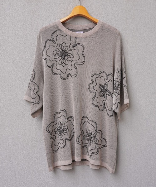 BEAVER(ビーバー)の「B omnivore/ビーオムニボー RNフラワー総柄JQD クルーネックS/S(Tシャツ/カットソー・メンズ・ホワイト/グレー・M/L/XL)」の2枚目の写真