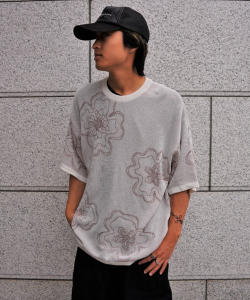 BEAVER(ビーバー)の「B omnivore/ビーオムニボー RNフラワー総柄JQD クルーネックS/S(Tシャツ/カットソー・メンズ・ホワイト/グレー・M/L/XL)」の1枚目の写真