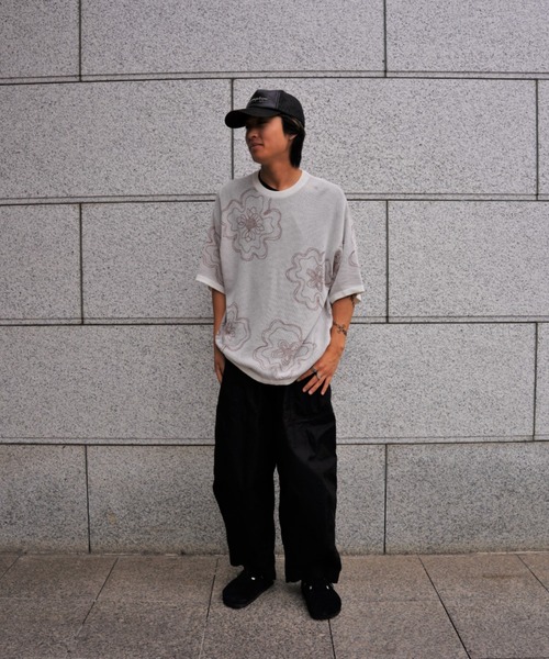 BEAVER(ビーバー)の「B omnivore/ビーオムニボー RNフラワー総柄JQD クルーネックS/S(Tシャツ/カットソー・メンズ・ホワイト/グレー・M/L/XL)」の6枚目の写真
