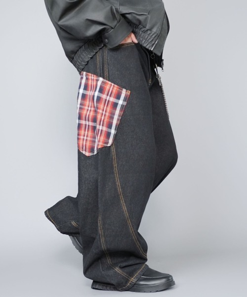 SPINNS（スピンズ）の「バルーンデニムパンツ/チェック/カーブ・バレルシルエット（デニムパンツ・メンズ・ネイビー系1/ネイビー系/ブラック×レッド・L/M）」の2枚目の写真