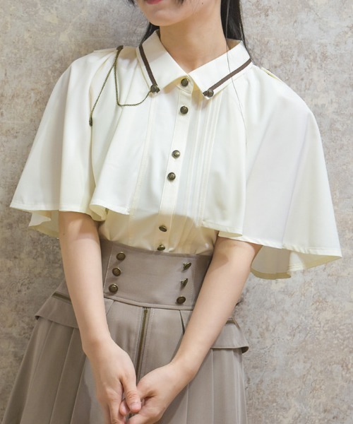 axes femme（アクシーズファム）の「連釦×チェーン付きケープブラウス（シャツ/ブラウス・レディース・ネイビー/キナリ/レッド・FREE）」の2枚目の写真