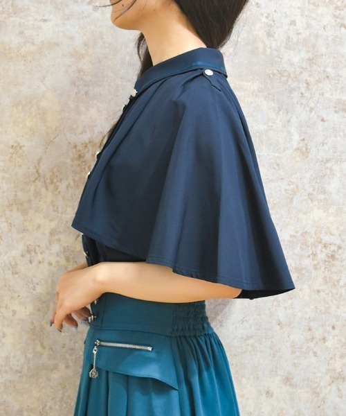 axes femme（アクシーズファム）の「連釦×チェーン付きケープブラウス（シャツ/ブラウス・レディース・ネイビー/キナリ/レッド・FREE）」の5枚目の写真