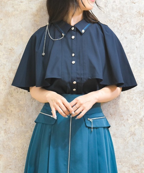 axes femme（アクシーズファム）の「連釦×チェーン付きケープブラウス（シャツ/ブラウス・レディース・ネイビー/キナリ/レッド・FREE）」の4枚目の写真