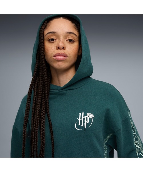 PUMA(プーマ)の「PUMA プーマ ウィメンズ バスケットボール Hoops x ハリーポッター フーディ(Tシャツ/カットソー・レディース・グリーン・X-SMALL/LARGE/SMALL/MEDIUM)」の2枚目の写真