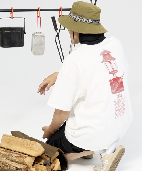 COLEMAN（コールマン）の「【Coleman×TAKEDA BBQwith BAYFLOW】ランタンプリントTシャツ（Tシャツ/カットソー・メンズ・チャコール/ホワイト/レッド・MEDIUM/LARGE）」の2枚目の写真