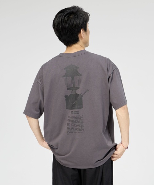 COLEMAN（コールマン）の「【Coleman×TAKEDA BBQwith BAYFLOW】ランタンプリントTシャツ（Tシャツ/カットソー・メンズ・チャコール/ホワイト/レッド・MEDIUM/LARGE）」の3枚目の写真