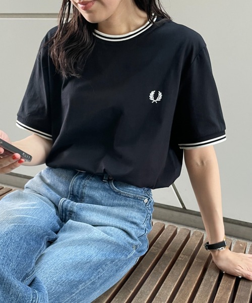 FRED PERRY（フレッドペリー）の「[FRED PERRY/フレッドペリー] ツインティップライン ワンポイントロゴ刺繍Tシャツ M1588（Tシャツ/カットソー・レディース・ブラック/ホワイト/ネイビー・XL/L/M/S/XS）」の2枚目の写真