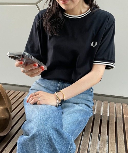 FRED PERRY（フレッドペリー）の「[FRED PERRY/フレッドペリー] ツインティップライン ワンポイントロゴ刺繍Tシャツ M1588（Tシャツ/カットソー・レディース・ブラック/ホワイト/ネイビー・XL/L/M/S/XS）」の6枚目の写真