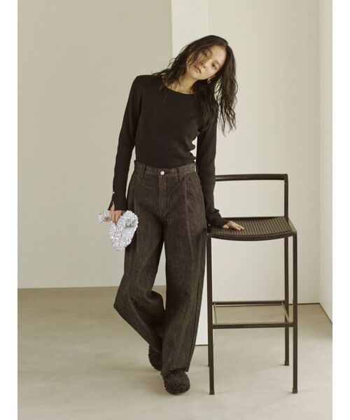 Ungrid(アングリッド)の「タックデザインカーブデニム(デニムパンツ・レディース・ブラック/ブルー・26inch/25inch/24inch)」の3枚目の写真