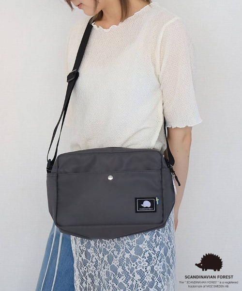 SCANDINAVIAN FOREST（スカンジナビアン・フォレスト）の「スカンジナビアダブルファスナーショルダー（ショルダーバッグ・レディース・ブラック/ピンクベージュ/チャコール・FREE）」の3枚目の写真