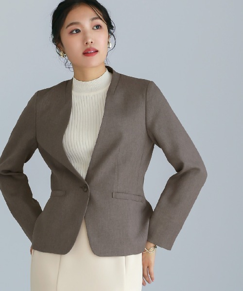 WHITE JOOLA（ホワイトジョーラ）の「【洗える・撥水・サステナブル素材】シャークスキンツイード・カラーレスジャケット（ノーカラージャケット・レディース・ブラウン/ネイビー・S/M/L）」の2枚目の写真