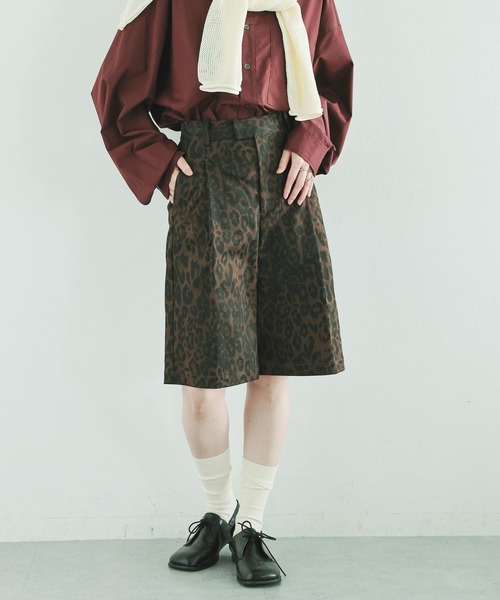 RAGEBLUE(レイジブルー)の「タックハーフパンツ/セットアップ対応(スラックス・レディース・グレー系/ブラック系/ブラウン系・FREE)」の1枚目の写真