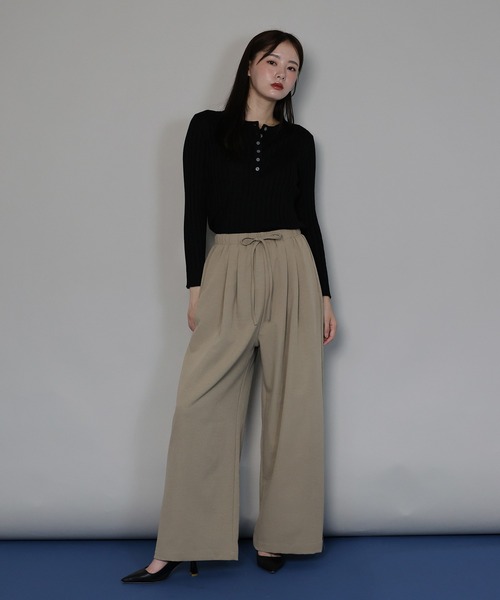 J by blue(ジェイバイブルー)の「タックワイドイージーパンツ(その他パンツ・レディース・ブラック/モカ/ベージュ/ブラウン・MEDIUM)」の10枚目の写真