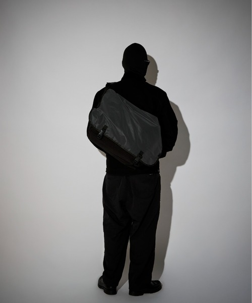 PACKING(パッキング)の「PACKING/パッキング BLACK REFLECTIVE MESSENGER(メッセンジャーバッグ・メンズ・ブラック・F)」の3枚目の写真