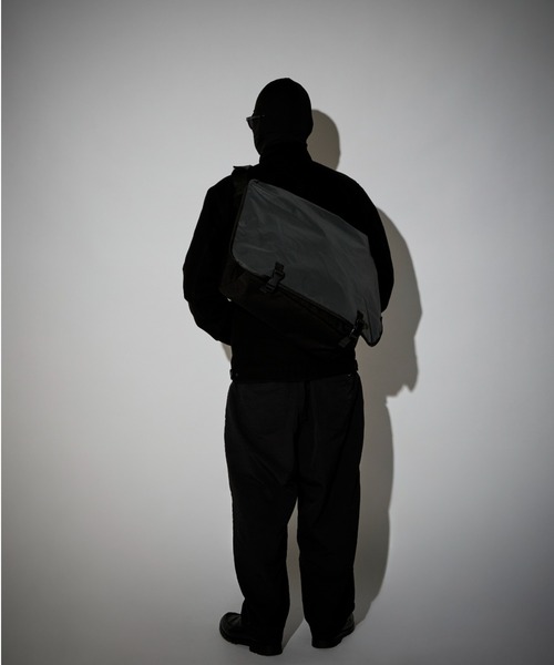 PACKING(パッキング)の「PACKING/パッキング BLACK REFLECTIVE MESSENGER(メッセンジャーバッグ・メンズ・ブラック・F)」の2枚目の写真