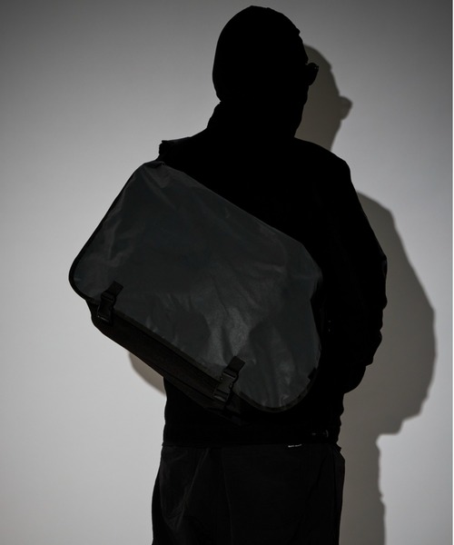 PACKING(パッキング)の「PACKING/パッキング BLACK REFLECTIVE MESSENGER(メッセンジャーバッグ・メンズ・ブラック・F)」の13枚目の写真
