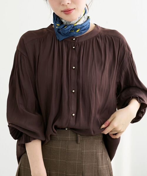 le.coeur blanc(ルクールブラン)の「パウダーサテン2WAYブラウス(シャツ/ブラウス・レディース・ダークブラウン/キャメル/アイボリー/ダークグリーン・38)」の2枚目の写真