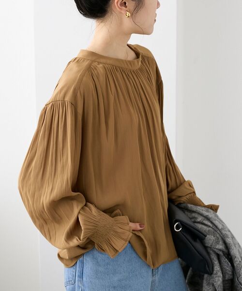 le.coeur blanc(ルクールブラン)の「パウダーサテン2WAYブラウス(シャツ/ブラウス・レディース・ダークブラウン/キャメル/アイボリー/ダークグリーン・38)」の4枚目の写真