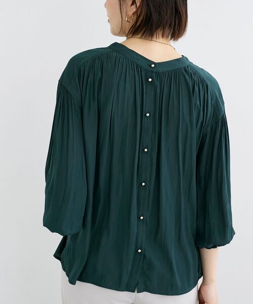 le.coeur blanc(ルクールブラン)の「パウダーサテン2WAYブラウス(シャツ/ブラウス・レディース・ダークブラウン/キャメル/アイボリー/ダークグリーン・38)」の3枚目の写真