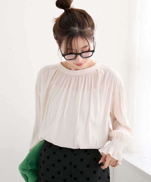 le.coeur blanc(ルクールブラン)の「パウダーサテン2WAYブラウス(シャツ/ブラウス・レディース・ダークブラウン/キャメル/アイボリー/ダークグリーン・38)」の22枚目の写真