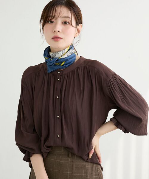 le.coeur blanc(ルクールブラン)の「パウダーサテン2WAYブラウス(シャツ/ブラウス・レディース・ダークブラウン/キャメル/アイボリー/ダークグリーン・38)」の20枚目の写真