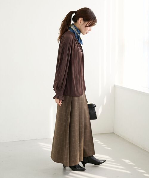 le.coeur blanc(ルクールブラン)の「パウダーサテン2WAYブラウス(シャツ/ブラウス・レディース・ダークブラウン/キャメル/アイボリー/ダークグリーン・38)」の8枚目の写真