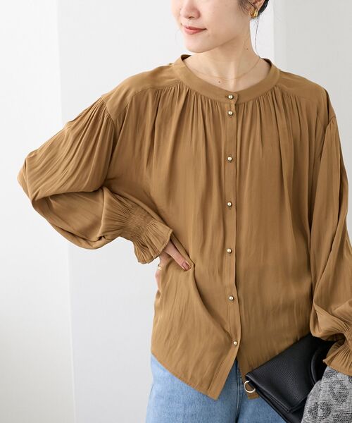 le.coeur blanc(ルクールブラン)の「パウダーサテン2WAYブラウス(シャツ/ブラウス・レディース・ダークブラウン/キャメル/アイボリー/ダークグリーン・38)」の6枚目の写真