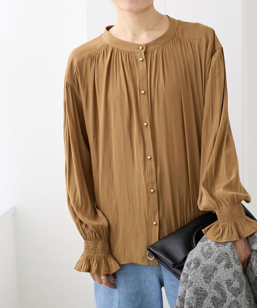 le.coeur blanc(ルクールブラン)の「パウダーサテン2WAYブラウス(シャツ/ブラウス・レディース・ダークブラウン/キャメル/アイボリー/ダークグリーン・38)」の9枚目の写真