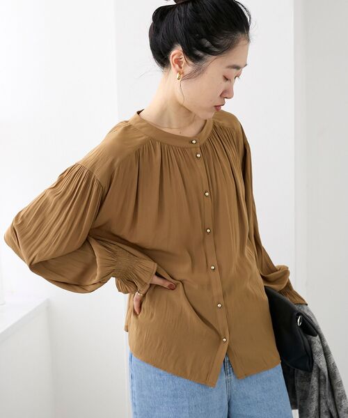 le.coeur blanc(ルクールブラン)の「パウダーサテン2WAYブラウス(シャツ/ブラウス・レディース・ダークブラウン/キャメル/アイボリー/ダークグリーン・38)」の12枚目の写真