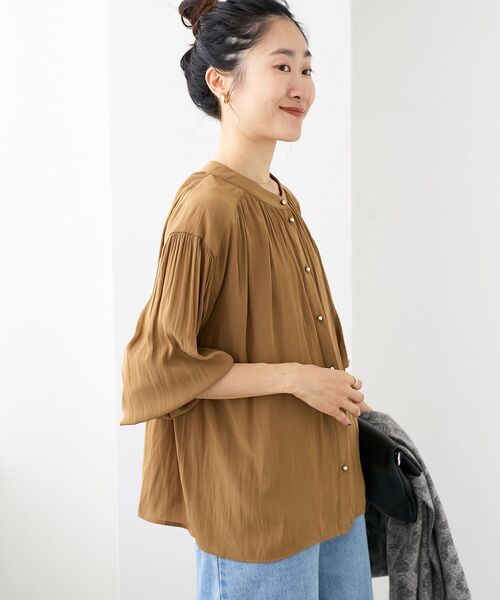 le.coeur blanc(ルクールブラン)の「パウダーサテン2WAYブラウス(シャツ/ブラウス・レディース・ダークブラウン/キャメル/アイボリー/ダークグリーン・38)」の16枚目の写真